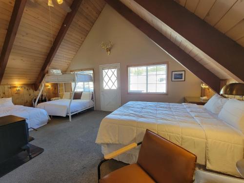红棕熊旅馆客房内的一张或多张床位