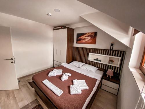 科帕奥尼克Apartmani Džanković的一间卧室配有带毛巾的床