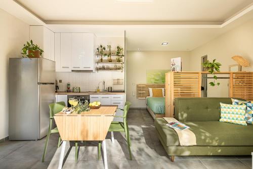 瓦莫斯Olive Lemon Biophilic House & Lush Forest Garden的厨房以及带桌子和沙发的客厅。