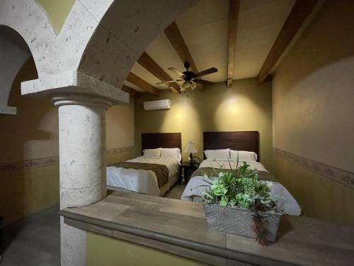 Hotel Real de los Alamos客房内的一张或多张床位