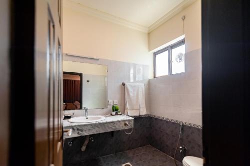 伊斯兰堡Shelton's Rezidor Islamabad的一间带水槽和镜子的浴室