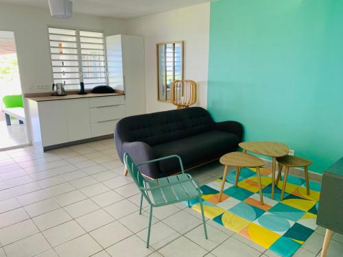 莱特鲁瓦西莱Villa Fresh&Cosy Trois-Ilets 3 étoiles的客厅配有沙发和桌椅