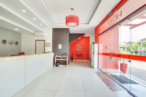 SapirangaHotel Comoditá Ltda的大楼里一个空的大厅,有红色的门