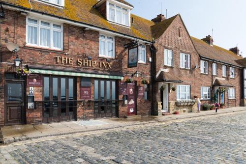 福克斯通The Ship Inn Folkestone的街道边的砖砌建筑