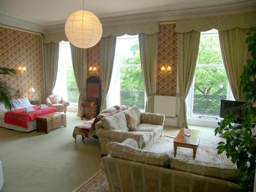 爱丁堡Regent Terrace, Central and Charming, Quiet的带沙发、床和窗户的客厅