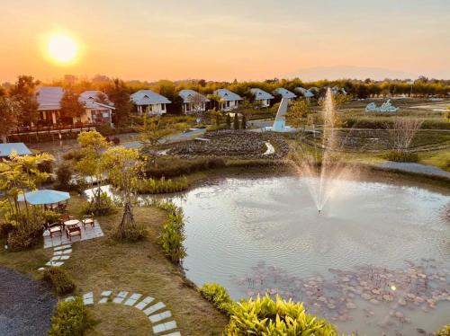 清迈Chapulin Natural Resort的度假村前方的喷泉池塘