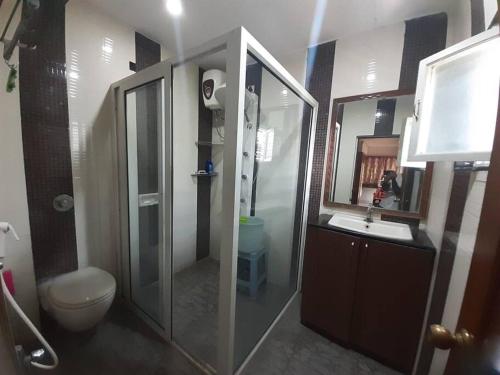 海得拉巴Jubilee Hills Duplex Villa For Family Stay的带淋浴、卫生间和盥洗盆的浴室