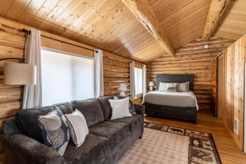 哥伦比亚瀑布Hidden Haven Cabin的客厅配有沙发和1张床