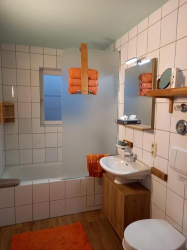 韦尔塔赫Ferienwohnung Unglert的浴室配有盥洗盆、卫生间和浴缸。