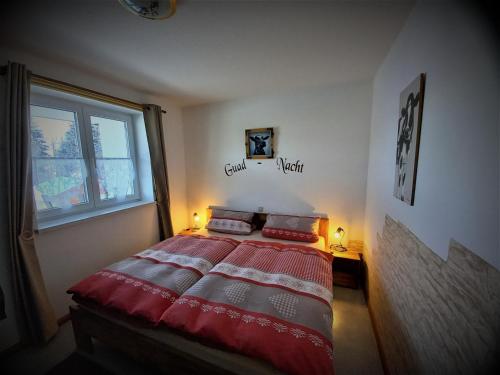 韦尔塔赫Ferienwohnung Unglert的一间卧室配有一张带两个枕头的床