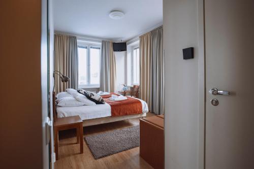 Hotelli Helmi客房内的一张或多张床位