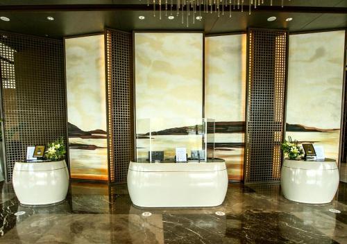 桑托斯将军城Grand Summit Hotel General Santos的浴室配有两个盥洗盆和浴缸。
