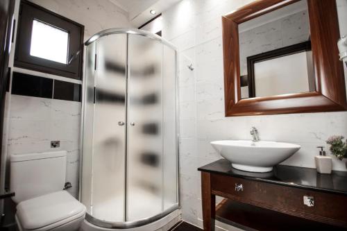 圣尼古拉奥斯4-you Residence的一间带玻璃淋浴和水槽的浴室