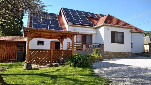 鲍科尼贝尔Bakonyi Kiscsillag的屋顶上设有太阳能电池板的房子
