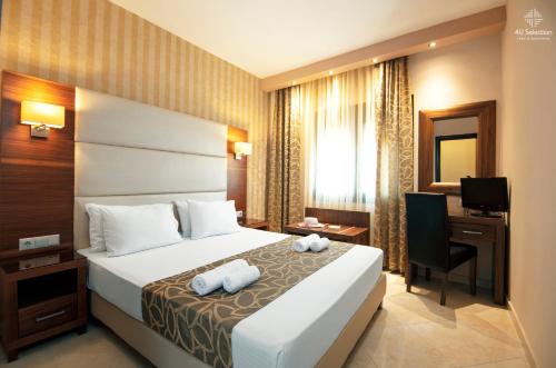 圣尼古拉奥斯4-you Residence的酒店客房配有一张床、一张书桌和一台电视。