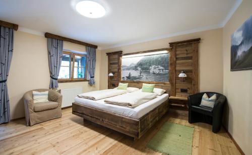 圣吉尔根巴森豪索乡村酒店&餐厅的卧室配有床、椅子和窗户。