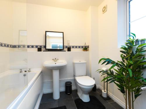 特尔福德Rothwell Close Serviced Two Bed Apartment的浴室配有卫生间、盥洗盆和浴缸。
