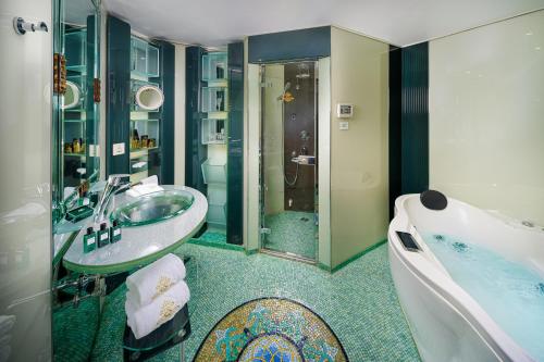 澳门Hotel Lisboa的带浴缸和盥洗盆的浴室
