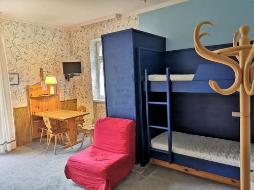 多比亚科Delizioso monolocale的一间卧室配有一张双层床、一张桌子和一张桌子。