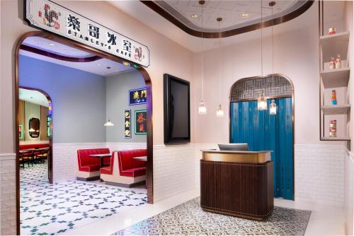 澳门葡京人酒店的餐厅大堂设有柜台和红色椅子