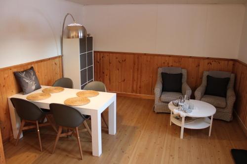 BrograngenSwedish Adventure的用餐室配有2张桌子和椅子以及桌椅