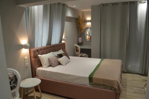 斯基亚索斯镇kastro luxury studios and mezonette的一间卧室配有一张大床和一张桌子