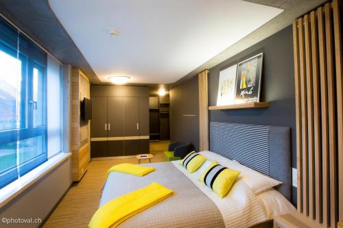 马蒂尼威尔马蒂尼精品酒店的一间卧室配有一张带黄色枕头的床和一扇窗户