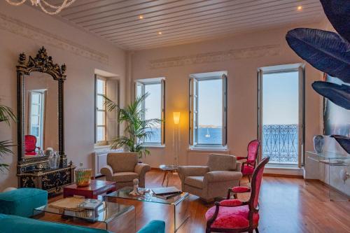 埃尔莫波利斯Villa Selena的客厅配有椅子和桌子,设有窗户