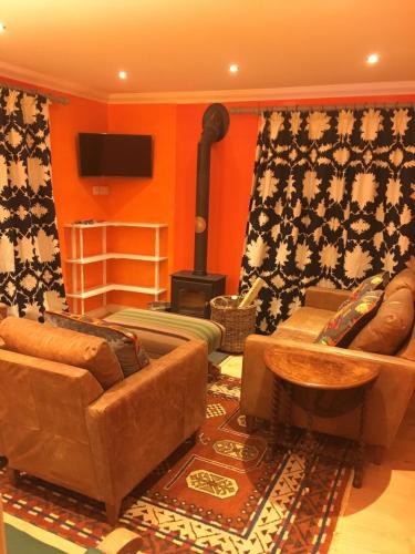阿贝尔格莱Charming 3-Bed House in Abergele Wales UK的带沙发和燃木炉的客厅