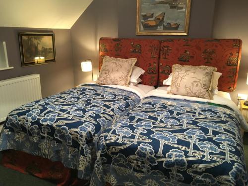 阿贝尔格莱Charming 3-Bed House in Abergele Wales UK的一张带蓝色和白色毯子及枕头的床