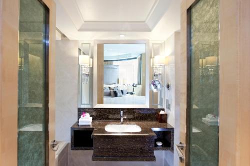梳邦再也梳邦帝盛君豪酒店的一间带水槽和镜子的浴室