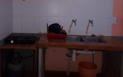 伊鲁亚ALOJAMIENTO SANTY的厨房配有水槽和台面