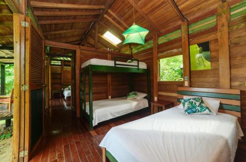 El ValleEl Almejal的小木屋内一间卧室,配有两张床