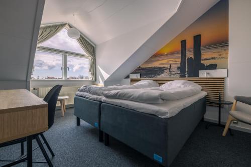 里伯里伯丹旅舍的客房设有两张床和窗户。