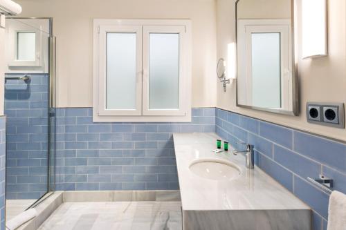 塞维利亚圣巴勃罗塞维利亚酒店的浴室设有水槽和蓝色瓷砖