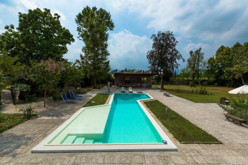 Marano VicentinoVilla Berrettini的公园游泳池的顶部景色