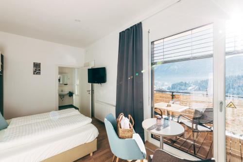 黑马戈尔Villa Blumegg的酒店客房设有一张床和一个阳台。