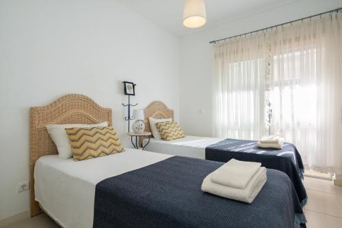Great 2 Bedroom apartment in Santa Luzia Tavira客房内的一张或多张床位