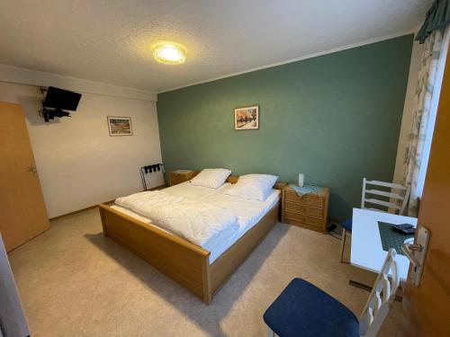 弗里索伊特Ferien- & Monteurzimmer Markhausen的一间卧室设有一张床和绿色的墙壁