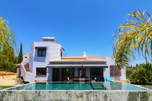 Mexilhoeira GrandeBeautiful Algarve Pool Villa Bali 15min to beach的相册照片