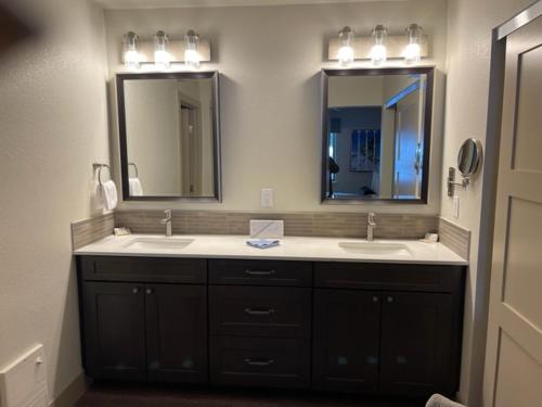 斯德特莱恩Tahoe Trail Resort的浴室设有2个水槽和2面镜子