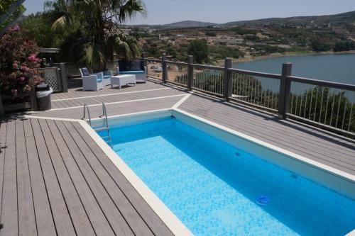 迈季代勒舍姆斯פינת ביאן נוף לאגם的享有水景的甲板上的游泳池
