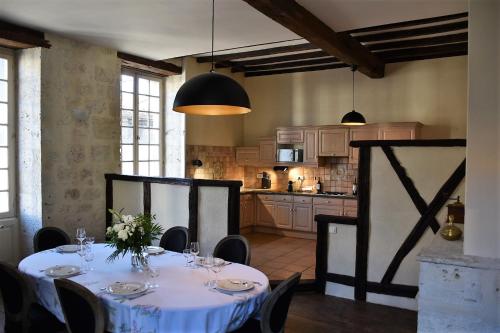大圣富瓦Maison de caractère dans la bastide foyenne的一间带桌子的用餐室和一间厨房