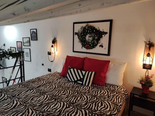 巴勒莫Loft Mercede al Capo的卧室配有一张带花圈的床铺,墙上挂有花圈