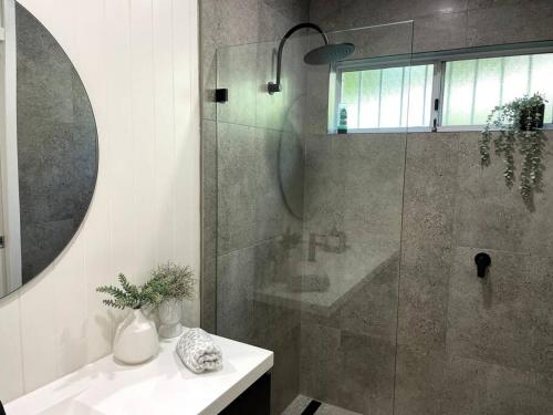 凯阿玛Kiama Palms on Terralong的带淋浴、盥洗盆和镜子的浴室