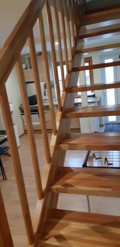 拉普梅茲采姆斯Лора的木质楼梯,位于一栋铺有木地板的房屋内