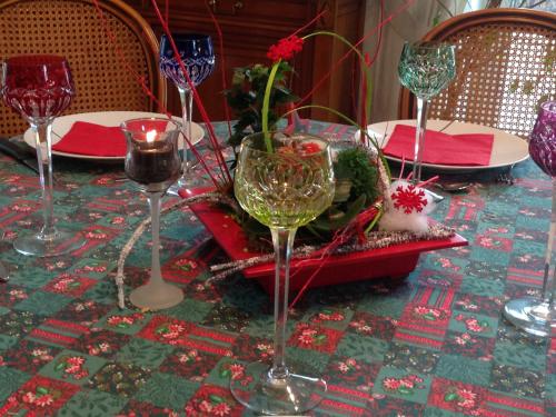 LeymenChambres d'hotes Coeur de Sundgau的桌子上带酒杯的桌子