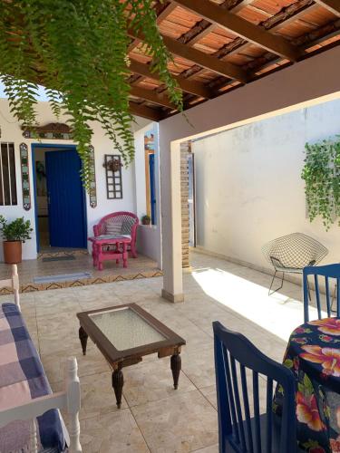瓜鲁雅Pousada Chapéu de Sol的一个带桌椅的庭院和一扇蓝色的门