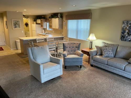 布兰森Escape To Branson的带沙发和椅子的客厅以及厨房。