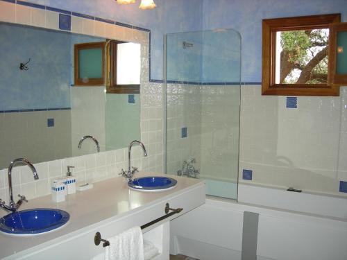 圣米克尔德巴兰Agroturismo Sa Vinya d'en Palerm的一间带两个盥洗盆和淋浴的浴室